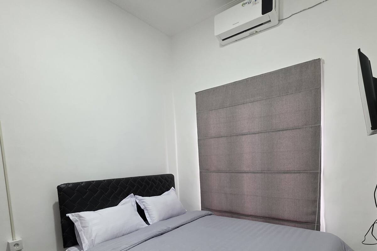 Standard Double Room | Laptop workspace, free WiFi