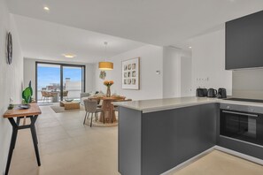 Kühlschrank, Mikrowelle, Ofen, Geschirrspüler