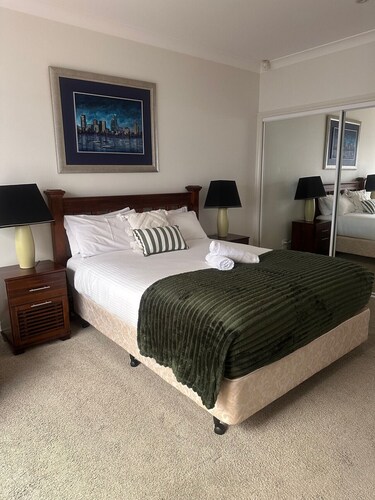 Spacious Williamstown Apartment with Free Parking