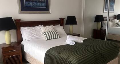 Spacious Williamstown Apartment with Free Parking