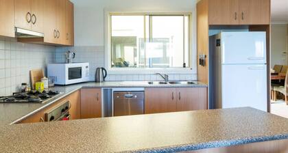 Spacious Williamstown Apartment with Free Parking