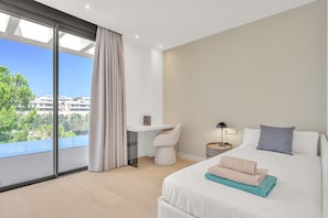 5 bedrooms, iron/ironing board, free WiFi, bed sheets