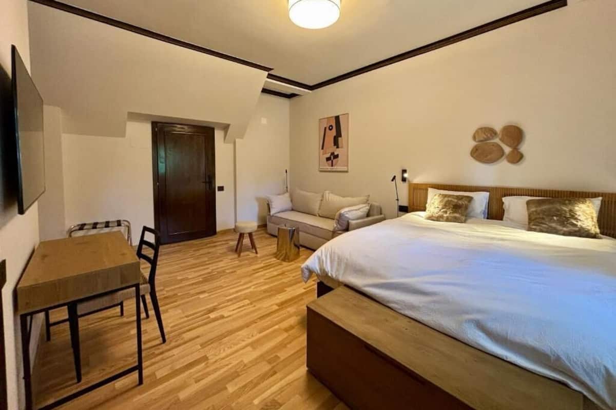 Superior Suite | Free cots/infant beds, free WiFi, bed sheets