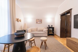 Suite Familiale | Coin séjour | TV connectée de 50 cm avec chaînes par câble