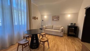 Familiesuite | Opholdsområde | 50-centimeters smart-tv med kabelkanaler