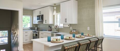 Kjøleskap, mikrobølgeovn, ovn og kokeplater