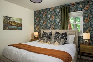 4 bedrooms, desk, iron/ironing board, travel crib