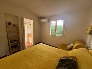 1 bedroom, bed sheets