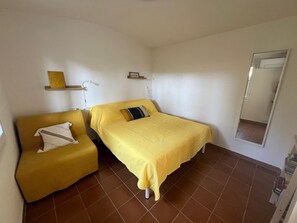 1 bedroom, bed sheets