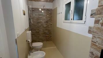 Douche, sèche-cheveux, serviettes fournies