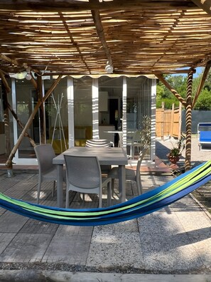 Outdoor dining - Holiday Home “Limone” with Private Patio, Fenced Garden, and Air Conditioning (Lacona)