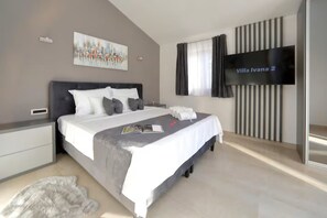 4 bedrooms, iron/ironing board, Internet, bed sheets