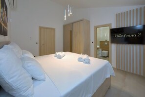 4 bedrooms, iron/ironing board, internet, bed sheets