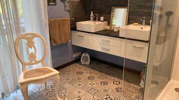 Een douche, een haardroger, handdoeken