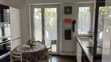 Micro-ondes, four, plaque de cuisson, lave-vaisselle
