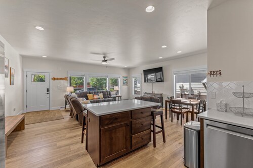 Deer Forest Bungalow- near golf, paths, dwntwn w/ hot tub & pet friendly