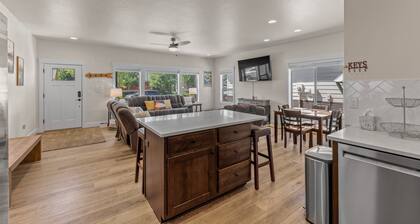 Deer Forest Bungalow- near golf, paths, dwntwn w/ hot tub & pet friendly