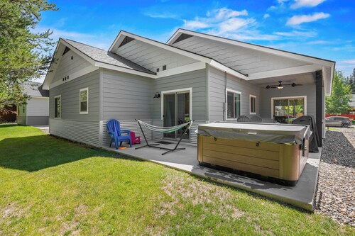 Deer Forest Bungalow- near golf, paths, dwntwn w/ hot tub & pet friendly