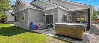 Deer Forest Bungalow- near golf, paths, dwntwn w/ hot tub & pet friendly
