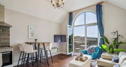 2-Bdr Apt -Balcony-Parking-Near Castle By Tempstay