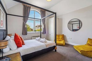2 habitaciones, tabla de planchar con plancha, cuna de viaje y wifi 
