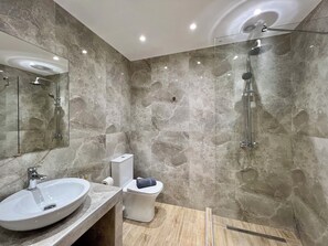Shower, hair dryer, towels, soap - Kono Studios & Suites (Thessaloniki)