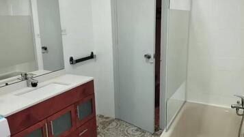 Secador de cabelo, toalhas de banho, sabonete, shampoo