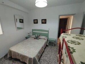 4 bedrooms, iron/ironing board, free WiFi, bed sheets