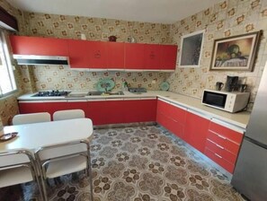 Jääkaappi, mikroaaltouuni, liesi, kahvin-/teenkeitin