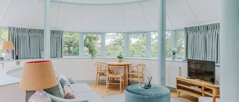 Departamento, vista al jardín | Espacio para trabajar con laptop y wifi gratis