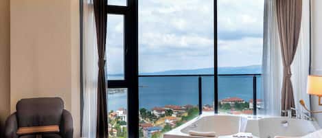 华丽双人房, 阳台, 湖景 | 办公桌、笔记本电脑工作区、免费 WiFi