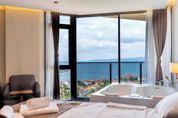 Habitación Deluxe doble, balcón, vistas al lago | Escritorio, espacio para trabajar con un portátil, wifi gratis