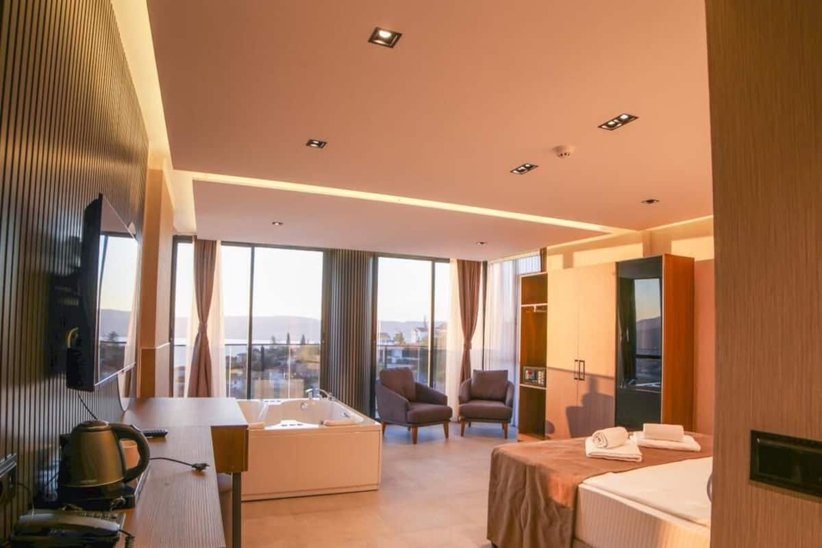 Deluxe Double Room, Balcony, Lake View | Desk, laptop workspace, free WiFi