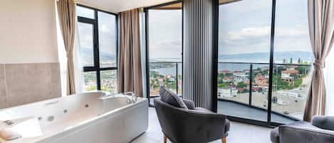 Junior Room, Balcony