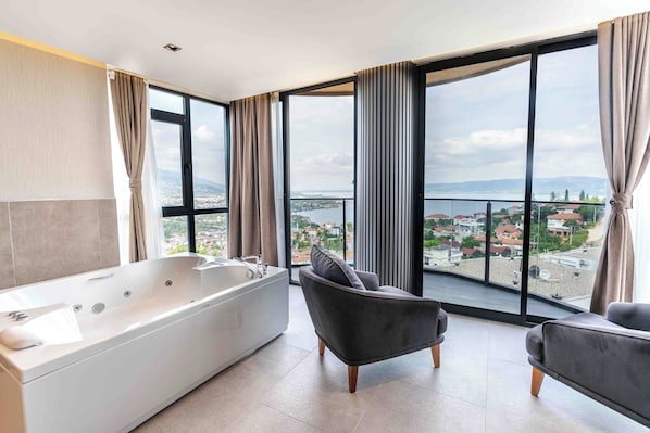Junior Room, Balcony