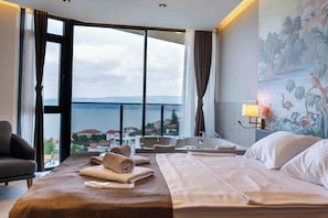 Comfort Room, Balcony