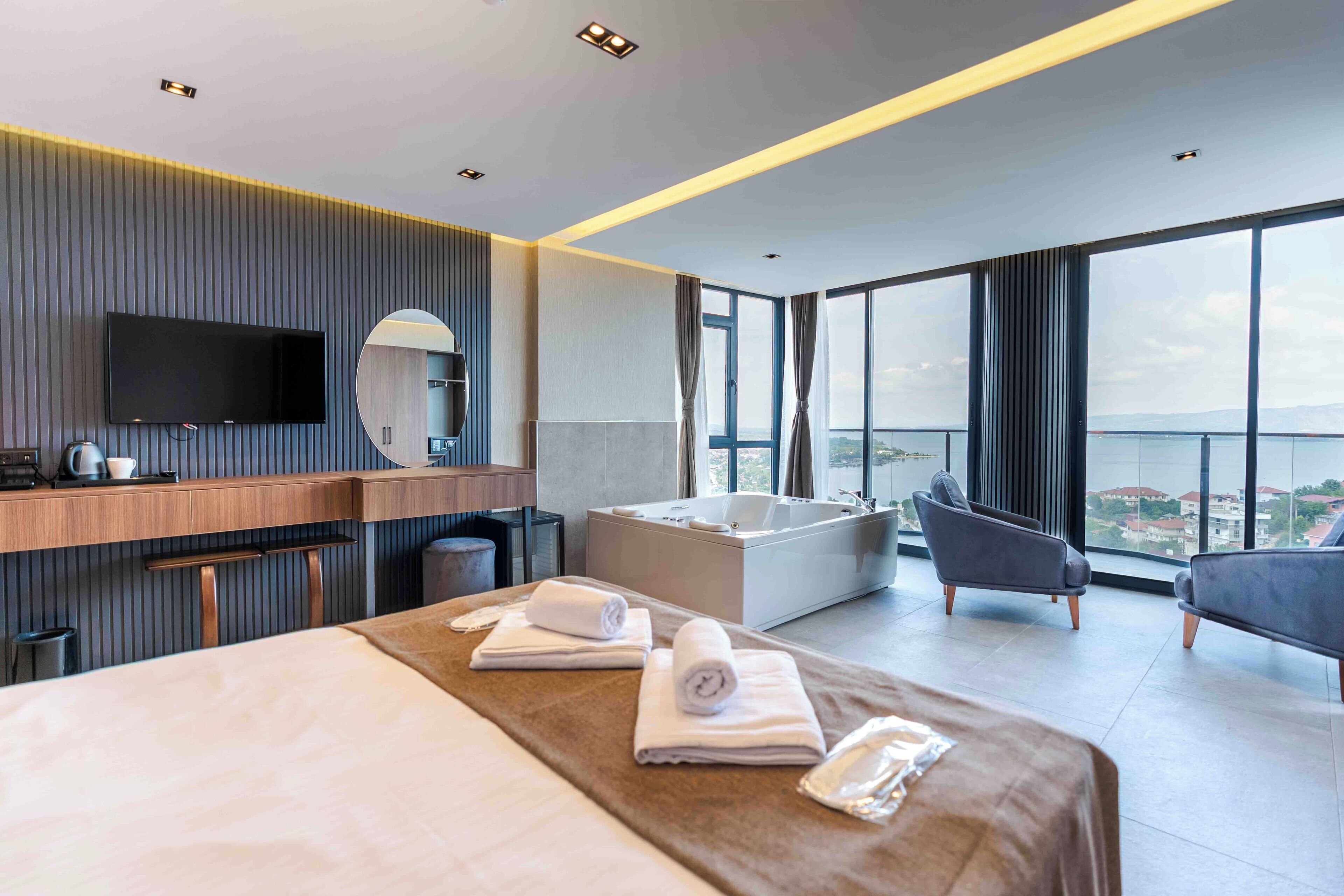 Junior kamer, 1 tweepersoonsbed, balkon, uitzicht op meer | Een bureau, een laptopwerkplek, gratis wifi