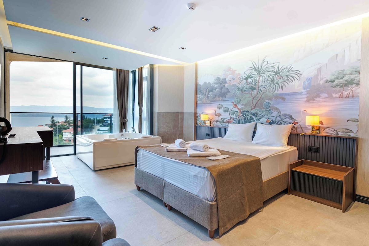 华丽双人房, 阳台, 湖景 | 办公桌、笔记本电脑工作区、免费 WiFi
