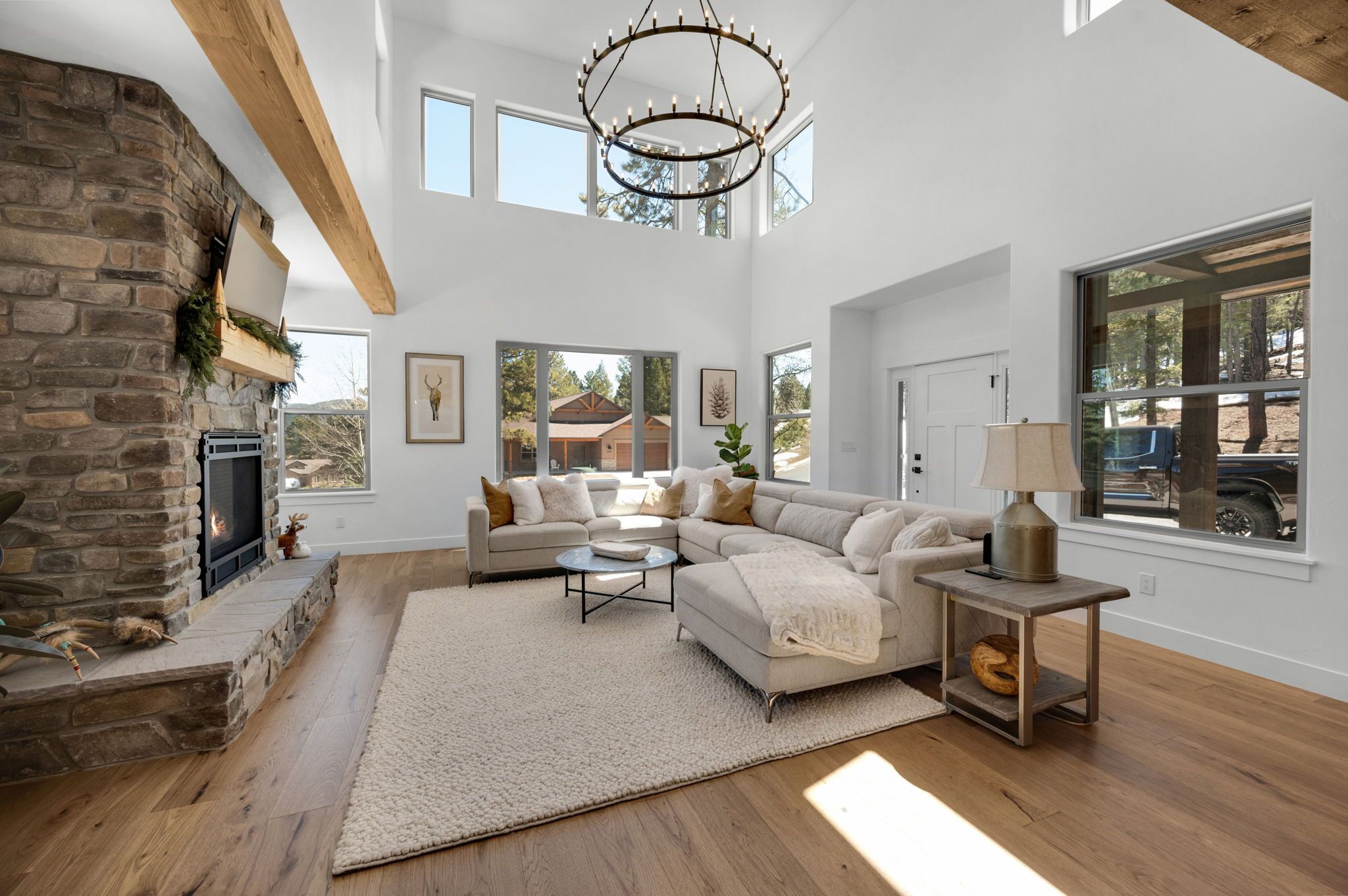 Een smart-tv, een open haard, een stereo en een printer