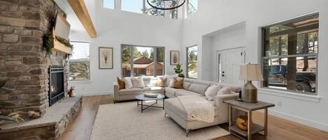 Smart-TV, Kamin, Stereoanlage, Drucker