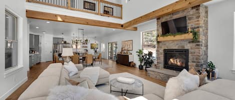 Smart TV, chimenea, estéreo, impresora