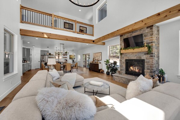 Smart-TV, Kamin, Stereoanlage, Drucker