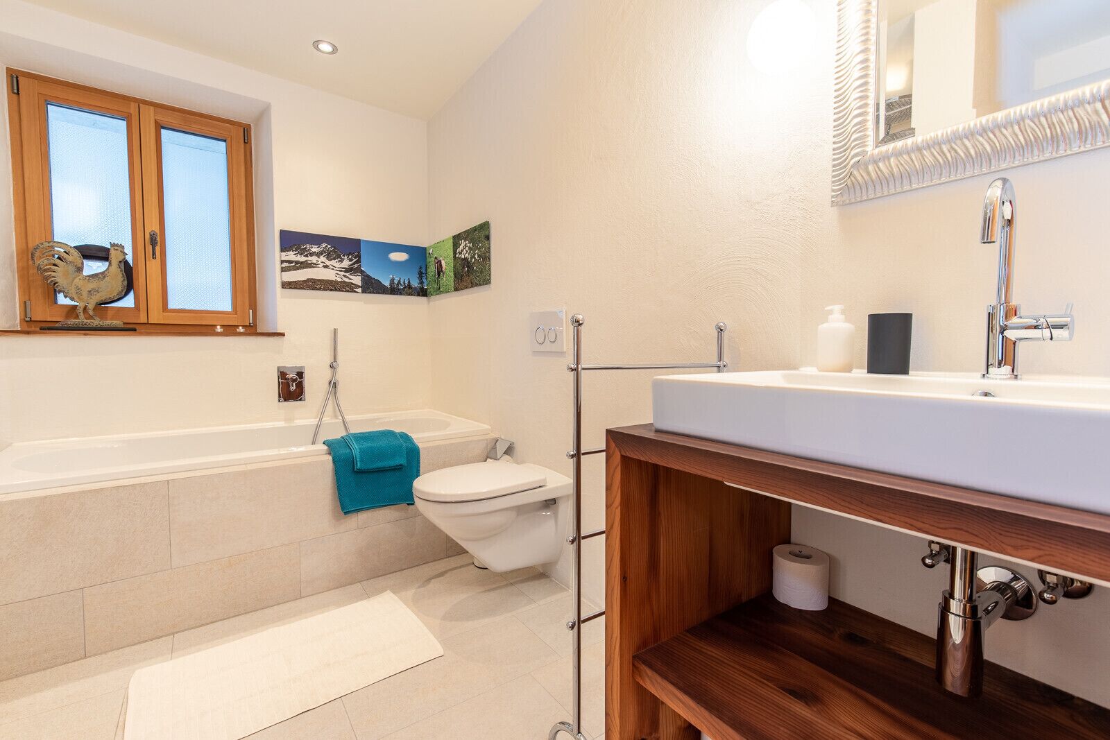 Un bagno moderno con vasca, servizi igienici e lavandino.