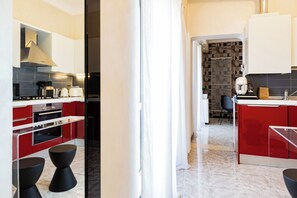 Kühlschrank, Mikrowelle, Ofen, Herdplatte