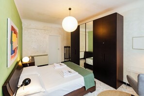 1 makuuhuone, tallelokero huoneessa, työpöytä, silitysrauta/-lauta