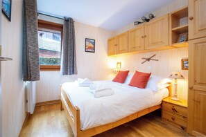 In-room safe, iron/ironing board, bed sheets
