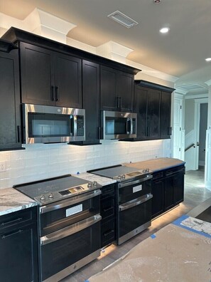 Jääkaappi, mikroaaltouuni, uuni, liesi