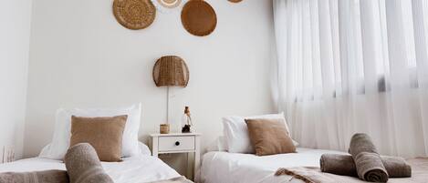 2 عدّة غرف نوم ومكواة/لوح كي وخدمة الإنترنت وملاءات أسرّة