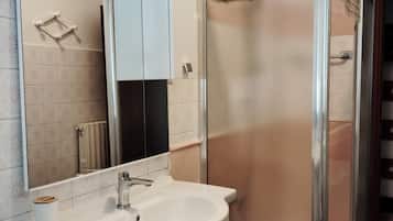 Regadera, secadora de cabello, bidet, toallas