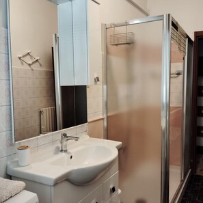 Dusche, Haartrockner, Bidet, Handtücher